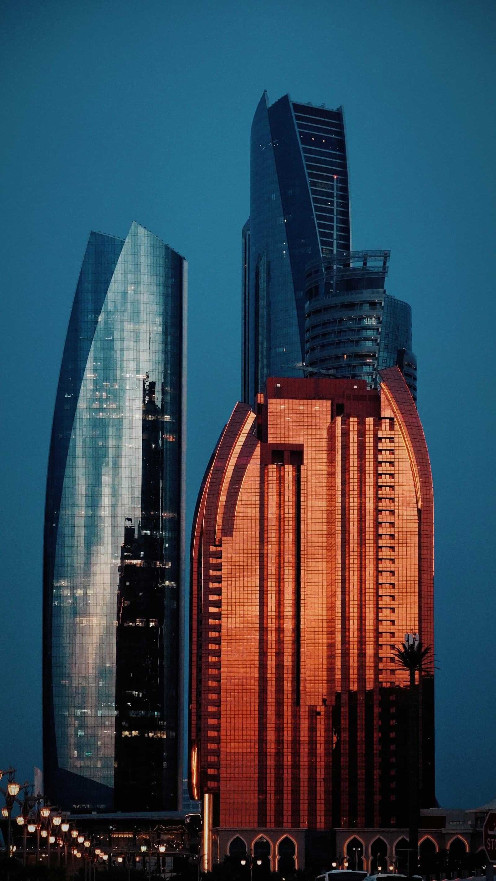 Torens in Abu Dhabi tijdens het blauwe uur.